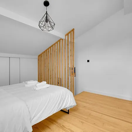 Duplex Hypercentre, Metro, Bureau